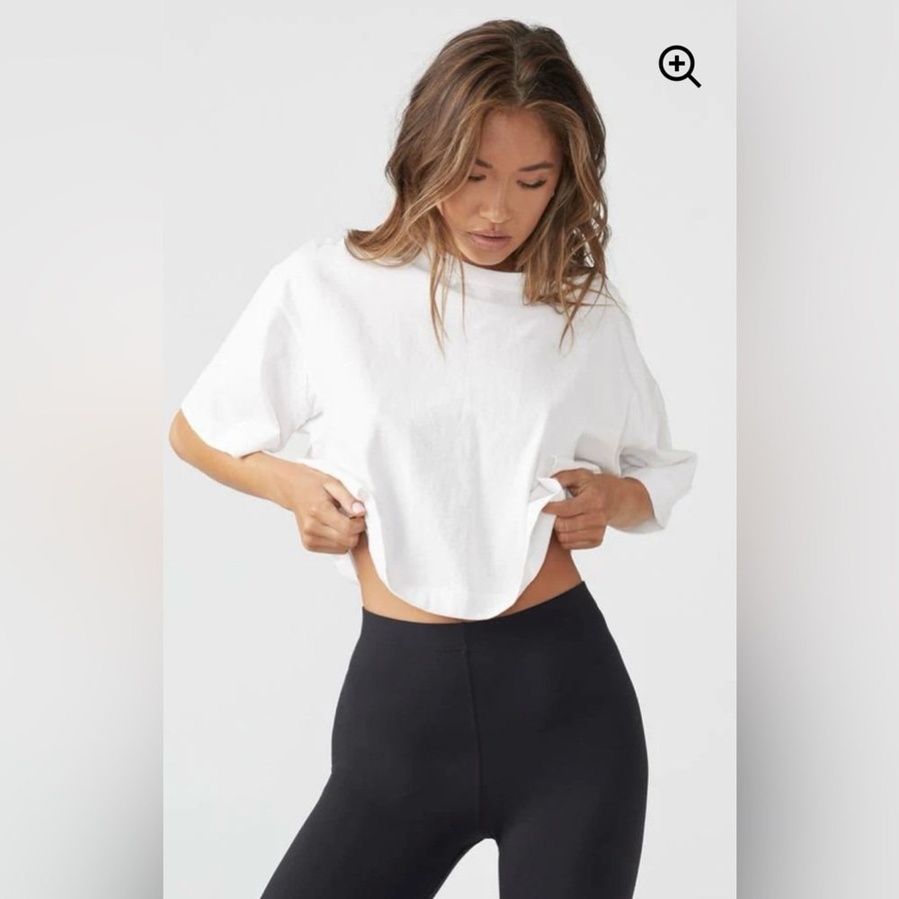 Joah Brown O/S White Boxy Top. 💛🌸